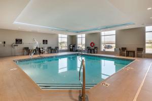 艾伯特亲王城Best Western Premier Prince Albert的在酒店房间的一个大型游泳池