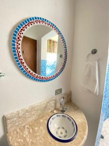 伊利亚贝拉CHALÉ da LÚ ILHABELA的一间带水槽和镜子的浴室
