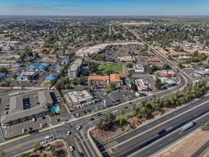 图莱里Hillstone Inn Tulare, Ascend Hotel Collection的城市空中景观与高速公路