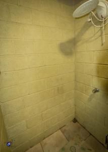 福尔图纳Chepe's Chic Bungalow的一间白色砖墙和淋浴的浴室