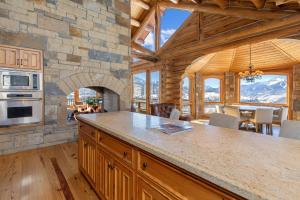 特柳赖德Elk View Lodge的厨房设有石墙和炉灶。 顶部烤箱