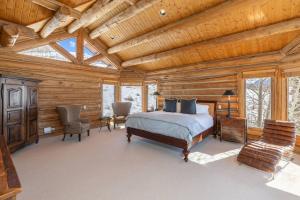 特柳赖德Elk View Lodge的一间卧室设有一张床和木制天花板