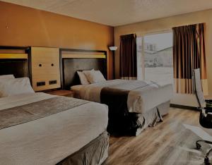 希伯城Heber Inn的酒店客房设有两张床和窗户。