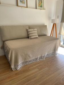 圣达菲Departamento en Santa Fe, Capital. Con cochera y pileta的一张床上的枕头,放在一个房间里