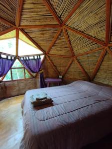 卡法亚特Casa Arbol Domos的木天花板的客房内的一张床位