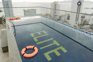 芽庄Elite Hotel Nha Trang的建筑物屋顶上的游泳池