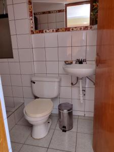 瓦拉斯Krusty Hostel II的一间带卫生间和水槽的浴室