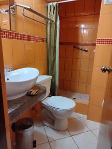 瓦拉斯Krusty Hostel II的浴室配有卫生间、盥洗盆和淋浴。