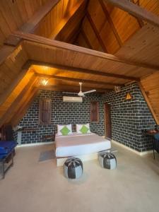 KadugannawaThe Cloud Resort的大房间,设有床和砖墙