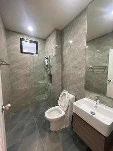 Ban Don WaiSS Home的浴室配有卫生间、盥洗盆和淋浴。