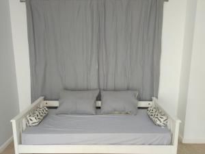 戈多伊克鲁斯Gasparetto Lofts的白色的床,配有灰色床单和枕头