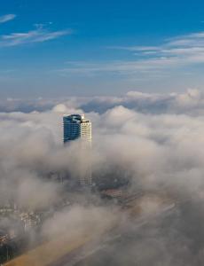 归仁TMS Apartments Quy Nhơn的云中城市与建筑物的景观