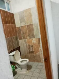 蒙特里科Casa de Descanso en Monterrico的一间带卫生间和瓷砖墙的浴室