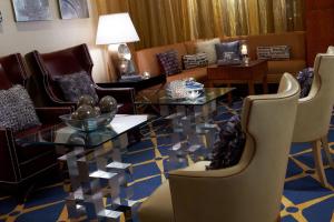 达拉斯达拉斯万丽酒店的客厅配有桌椅