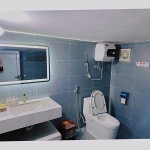 木州县Homestay Cánh Đồng - Lều Camping & Coffee的一间带卫生间和水槽的浴室