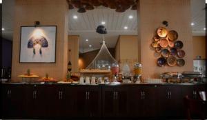马瑙斯Tropical Executive Hotel APT 606的厨房配有带锅碗瓢盆的柜台