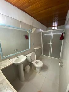 圣玛尔塔HERMOSA CASA CAMPESTRE EN SANTA MARTA的一间带卫生间和水槽的浴室