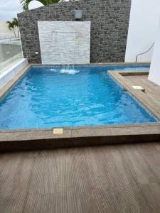 萨利纳斯Casa con piscina Punta Carnero的大楼里的一个大型蓝色游泳池