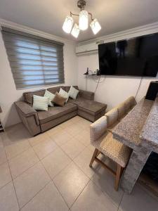 萨利纳斯Casa con piscina Punta Carnero的带沙发和平面电视的客厅