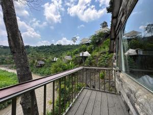 大叻Nhà Bên Suối - Homestay & Camping的美景阳台