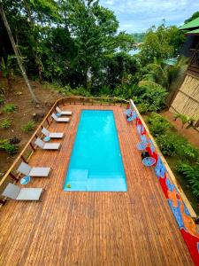 巴斯蒂门多斯The Lodge at Punta Rica- Hilltop Eco-Lodge with Views & Pool的木制甲板上享有游泳池的顶部景致
