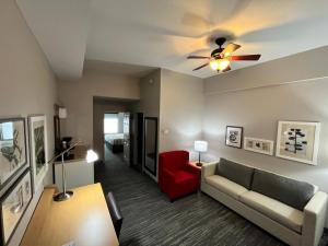 哈里斯堡Country Inn & Suites by Radisson, Harrisburg - Hershey West, PA的带沙发和红色椅子的客厅