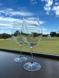 墨尔本The Victoria Golf Club的窗前桌子上放着两杯酒