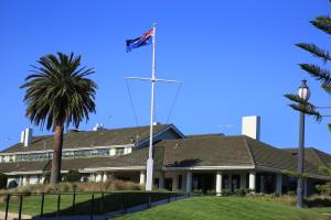 墨尔本The Victoria Golf Club的棕榈树屋顶上的旗帜