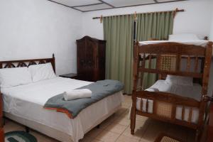 ApanecaEl paraíso de Apaneca的一间卧室设有两张双层床和梯子