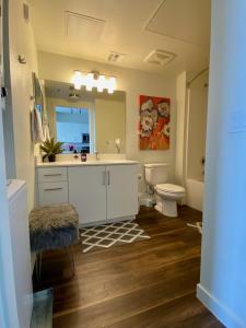 拉斯维加斯Ely on Fremont的一间带水槽、卫生间和镜子的浴室