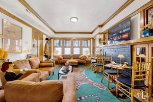 芝加哥The Twin Lions: Bespoke Travel Lodge w/ Speakeasy*的带沙发和电视的客厅