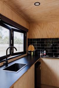 McLaren FlatCABN McLaren Vale的厨房设有水槽和窗户。