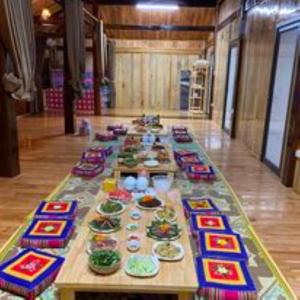 Yên BáiNậm Thia Homestay的一张长桌,上面放着许多盘子的食物