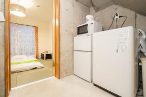 东京両国駅前的厨房配有冰箱,上面配有微波炉