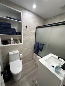 夏延2BR Gem: Modern Comfort & Style的浴室配有白色卫生间和盥洗盆。
