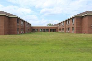 沃基根沃基根红屋顶客栈的一座空的学校建筑,有大草地庭院