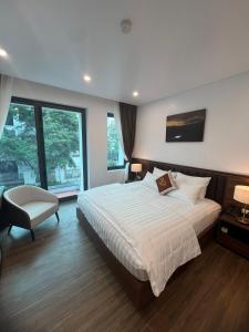 河内Lam Anh Hotel Bắc Từ Liêm Hà Nội的卧室配有床、椅子和窗户。