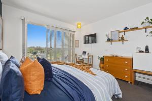 金斯克里福Resort on the Beach Dual Unit 5203的一间卧室设有蓝色的床和窗户。