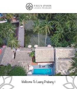 琅勃拉邦Luang Prabang Villa Oasis的棕榈树度假村的顶部景色