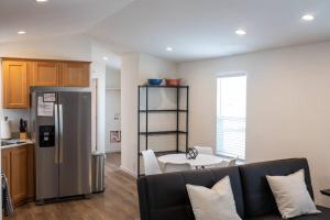 圣路易斯-奥比斯保Modern 2-Bedroom Eucalyptus House的厨房以及带沙发和冰箱的客厅。