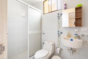 巴兰基亚Hermoso Apartamento Riomar的浴室配有卫生间、盥洗盆和淋浴。