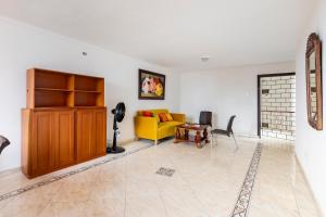 巴兰基亚Hermoso Apartamento Riomar的客厅配有黄色的沙发和桌子