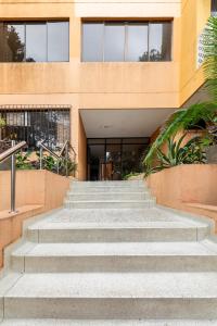 巴兰基亚Hermoso Apartamento Riomar的通往大楼的楼梯