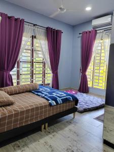 巴佐Homestay Umar Homestay Tilam Hotel的一间卧室配有紫色窗帘、一张床和窗户
