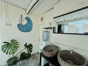 纳闽巴霍De Nata的浴室配有水槽和墙上的鱼