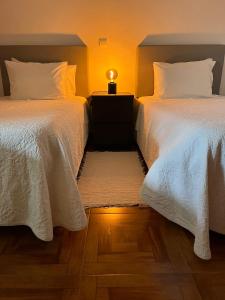 奎特里拉Romeu的两张睡床彼此相邻,位于一个房间里