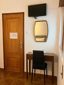 奎特里拉Romeu的客房设有书桌、镜子和门