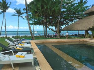 邦劳Ananyana Leisure Beach Resort的一个带躺椅的游泳池和海洋