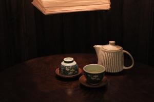东京すずめや築地的茶壶和茶杯的桌子