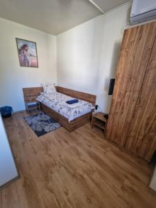 普列文Туристически дом Кайлъка的一间卧室配有一张床和一扇木门